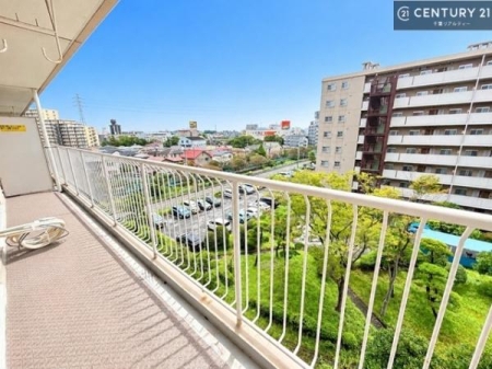 �Z�˂���̒��]�ʐ^ �����������Z��X�̌i�F��]�݂Ȃ���A���E����������m�ۂ��ꂽ���]�B�X���݂�g�߂Ɋ����A�������Ƃ����J�������y���߂܂��B