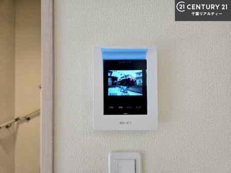 ���̑����� TV���j�^�[�t���C���^�[�z��������A�K��҂��f���Ŋm�F���Ă���Ή��ł��邽�߁A�h�Ɩʂ����S�ł��B���q�l�̂�����Ԏ��ɂ��S�����A���Ƒ��̈��S�E���S�ȕ�炵���T�|�[�g���܂��B