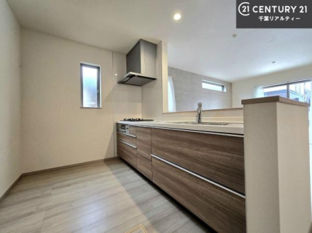 �L�b�`�� ��l�C�̑Ζʎ��V�X�e���L�b�`�����̗p���Ă��܂��I���Ƒ��̃R�~���j�P�[�V���������R�Ƒ�����݌v�ł��B
���q�l�ɂ��ڂ��͂��̂Ŋ������ł��ˁI�L�X�g���ĉ��K�ō�Ƃ��i�݂܂��B