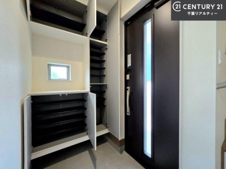 ���� �V���[�Y�{�b�N�X�t���Ȃ̂ŁA���ւ��Еt�����|�������₷���ł��I
�X�b�L���������ւŌ˂��J�����u�ԁA�������̂���S�n������Ԃ��o�}���Ă���܂��B