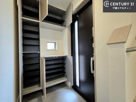 ���� �V���[�Y�{�b�N�X�t���Ȃ̂ŁA���ւ��Еt�����|�������₷���ł��I
�X�b�L���������ւŌ˂��J�����u�ԁA�������̂���S�n������Ԃ��o�}���Ă���܂��B
