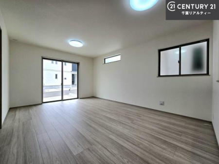 ���r���O �D�����z���܂肪���r���O����ł���ċ��S�n�̗ǂ���Ԃ����o���Ă���܂��I
���났�̎��Ԃ��߂����܂��I
