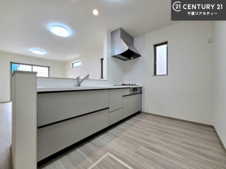 �L�b�`�� ��l�C�̑Ζʎ��V�X�e���L�b�`�����̗p���Ă��܂��I���Ƒ��̃R�~���j�P�[�V���������R�Ƒ�����݌v�ł��B
���q�l�ɂ��ڂ��͂��̂Ŋ������ł��ˁI�L�X�g���ĉ��K�ō�Ƃ��i�݂܂��B