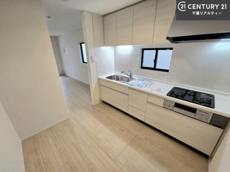 �L�b�`�� ��Ƃ肠�钲���X�y�[�X�ō�Ƃ����₷�����K�ȃL�b�`���ł��I
���q�l�ƈꏏ�ɂ��َq������y���߂�L�X�X�y�[�X�ł��B�y�����������ԂɂȂ肻���ł��ˁI
