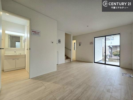 ���r���O ��؂ȉƑ����W�܂邩�炱��LDK�ɂ͂�����肽���B
�q�����������C�ɏ΂��Ȃ��瑖�����Ă���p�����������u�L���Ƃɂ��ėǂ������v�Ǝv���u�Ԃł��B