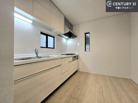�L�b�`�� ��Ƃ����₷���V�X�e���L�b�`���ł��I���[���t���Ă���̂ŁA�����X�y�[�X�ɕ���u���Ȃ��čς݂܂��I
�L�X�g���āA���K�ɍ�Ƃ��ł��܂��I