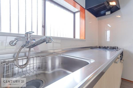 キッチン ワイドなシンクですね！水が跳ねにくく洗物がしやすい家事が楽々仕様のシステムキッチンです！
デザイン性と機能性を兼ねたキッチンで清潔感がありますね！