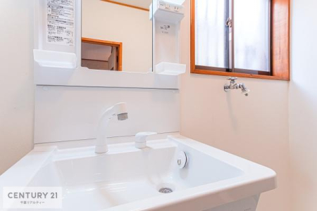 洗面台・洗面所 小窓付きの明るい洗面室です！湿気もすぐに入れ替えができて清潔に保つことができます！自然光が差し込むのでお化粧の仕上がりも良くなりますね！