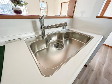 キッチン ワイドなシンクですね！水が跳ねにくく洗物がしやすい家事が楽々仕様のシステムキッチンです！
デザイン性と機能性を兼ねたキッチンで清潔感がありますね！