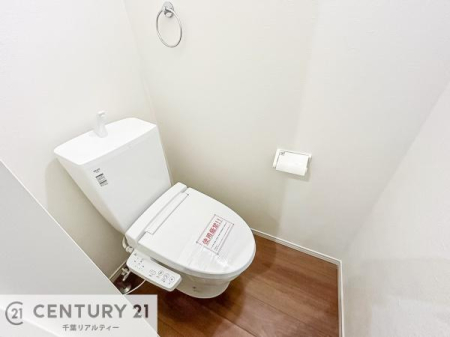 トイレ 1・2階にトイレがございます！朝の忙しい時間帯も待たずにすみそうですね。
白を基調とした清潔感のあるトイレでお手入れがしやすいです！