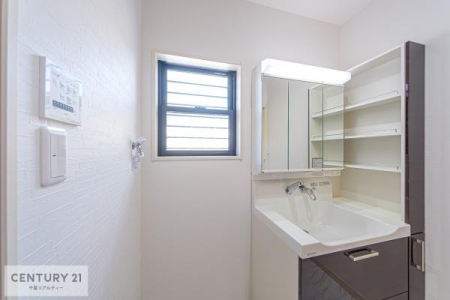 洗面台・洗面所 小窓付きの明るい洗面室です！湿気もすぐに入れ替えができて清潔に保つことができます！自然光が差し込むのでお化粧の仕上がりも良くなりますね！