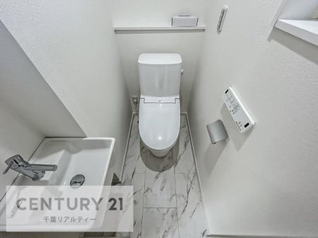 トイレ 清潔感のある色味のお手洗いです！さわやかでスッキリする空間です！
白を基調としているので、お手入れがしやすいトイレですね！