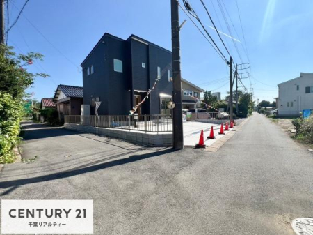 前面道路含む現地写真 落ち着きある住宅街！周囲には高い建物がなく、空が広く開放感があり、陽当りを大きく遮られることもありません。気持ちの良い風が通り抜ける街並みです。
