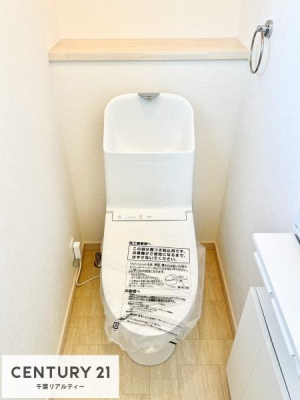 トイレ 清潔感のある色味のお手洗いです！さわやかでスッキリする空間です！
白を基調としているので、お手入れがしやすいトイレですね！