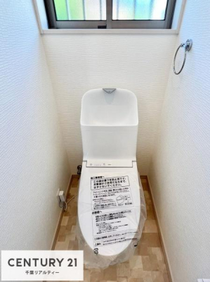 トイレ 1・2階にトイレがございます！朝の忙しい時間帯も待たずにすみそうですね。
白を基調とした清潔感のあるトイレでお手入れがしやすいです！