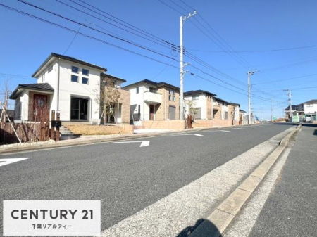 前面道路含む現地写真 周辺環境や、お客様のご希望に合った物件も一緒にご案内を致します。住宅ローンアドバイザーによるご相談も承ります。当社はお問い合わせに即対応します！お待たせしません！