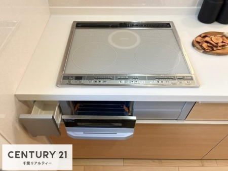 キッチン IHクッキングヒーター仕様なので、お掃除は拭き取るのみで家事楽々です！
火災のリスクも抑えられる安心仕様で、快適に作業ができます！