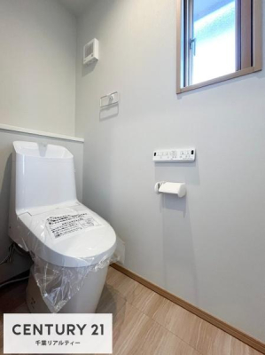 トイレ 1・2階にトイレがございます！朝の忙しい時間帯も待たずにすみそうですね。白を基調とした清潔感のあるトイレでお手入れがしやすいです！