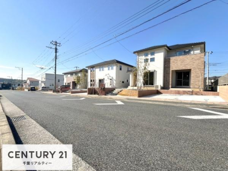 前面道路含む現地写真 周辺環境や、お客様のご希望に合った物件も一緒にご案内を致します。住宅ローンアドバイザーによるご相談も承ります。当社はお問い合わせに即対応します！お待たせしません！