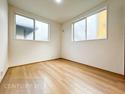洋室 2面採光を確保した明るい室内は、風通しも良く、明るく大変居心地の良い空間となっております。リラックスして過ごせる心地の良いお部屋です！朝の目覚めがスッキリしますね！