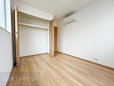 子供部屋 収納スペースがついています！居室をスッキリ整頓する事ができますね。
家具を選ばないシンプルなデザインの為、家具を選ばずお気に入りの空間作りができそうですね。