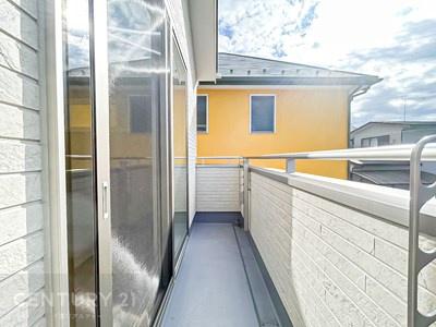 住戸からの眺望写真 晴れた日には青い空を見渡せる開放的な時間を楽しめます。気持ちの良い風が通り抜ける街並みです！