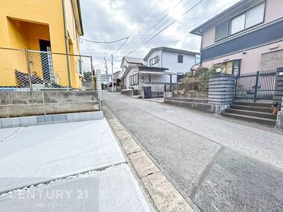 前面道路含む現地写真 周辺環境や、お客様のご希望に合った物件も一緒にご案内を致します。住宅ローンアドバイザーによるご相談も承ります。当社はお問い合わせに即対応します！お待たせしません！