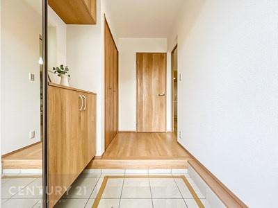 玄関 疲れて帰ってきても、ただいま！を言いたくなる、優しく迎え入れてくれる空間になっています。
明るく温もり溢れる玄関です！