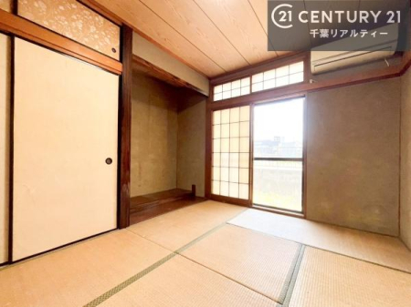 和室 日本人の心感じる「和」の空間。井草の香り漂う空間は癒しのひと時を演出してくれます！リラックス効果があるので快適に過ごせそうです。