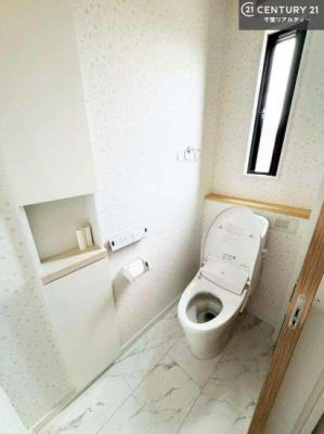 トイレ 1・2階にトイレがございます！朝の忙しい時間帯も待たずにすみそうですね。白を基調とした清潔感のあるトイレでお手入れがしやすいです！