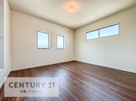 子供部屋 掃き出し窓がないお部屋は、お子様のお部屋としても安心です！
収納スペースも充実しているので散らかったお部屋をサッと片付けられます！