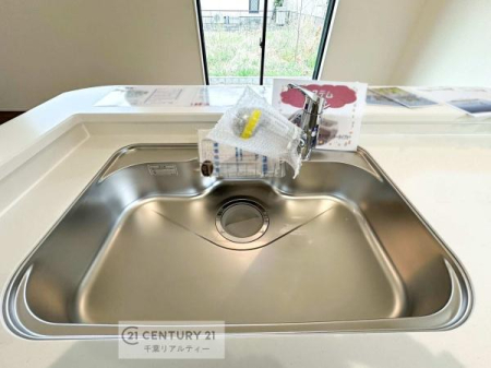 キッチン ワイドなシンクですね！水が跳ねにくく洗物がしやすい家事が楽々仕様のシステムキッチンです！
デザイン性と機能性を兼ねたキッチンで清潔感がありますね！