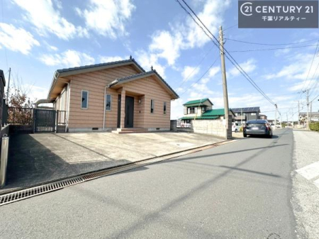前面道路含む現地写真 周辺環境や、お客様のご希望に合った物件も一緒にご案内を致します。住宅ローンアドバイザーによるご相談も承ります。当社はお問い合わせに即対応します！お待たせしません！