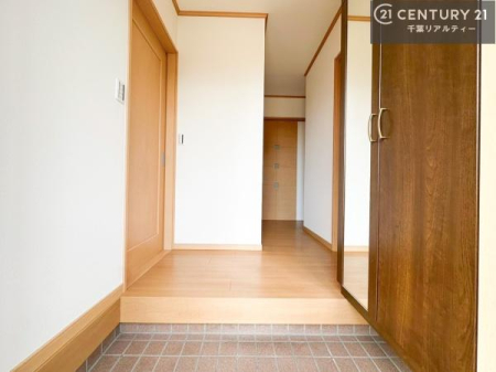 玄関 疲れて帰ってきても、ただいま！を言いたくなる、優しく迎え入れてくれる空間になっています。
明るく温もり溢れる玄関です。