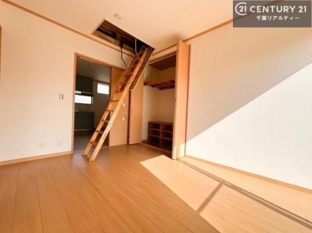 子供部屋 収納スペースがついています！居室をスッキリ整頓する事ができますね。
家具を選ばないシンプルなデザインの為、家具を選ばずお気に入りの空間作りができそうですね。