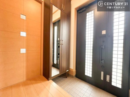 玄関 玄関ミラー付き！お出かけ前に身だしなみがチェックできる安心仕様です！
収納スペースもたっぷりなので季節ごとに靴を変えるオシャレさんも安心ですね！