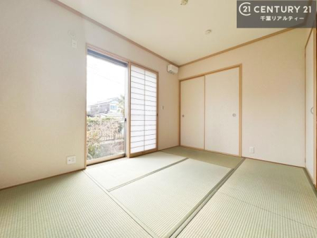 和室 日本人の心感じる「和」の空間。井草の香り漂う空間は癒しのひと時を演出してくれます！リラックス効果があるので快適に過ごせそうです。