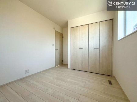 子供部屋 掃き出し窓がないお部屋は、お子様のお部屋としても安心です！
収納スペースも充実しているので散らかったお部屋をサッと片付けられます！