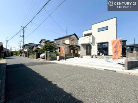 前面道路含む現地写真 周辺環境や、お客様のご希望に合った物件も一緒にご案内を致します。住宅ローンアドバイザーによるご相談も承ります。当社はお問い合わせに即対応します！お待たせしません！