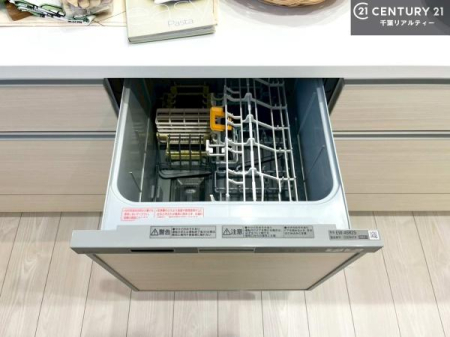 キッチン 食洗機付き！忙しい時や冬場は手荒れ防止として大活躍します！ビルトイン仕様なので、場所も取らず調理スペースも広く使えて手際よく作業が出来ます！