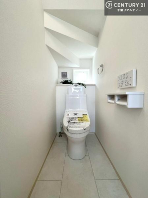 トイレ 1・2階にトイレがございます！朝の忙しい時間帯も待たずにすみそうですね。白を基調とした清潔感のあるトイレでお手入れがしやすいです！