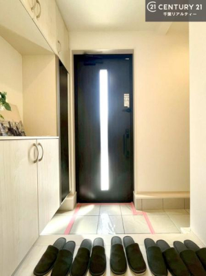玄関 落ち着いた雰囲気の玄関です。オシャレな玄関で家族やお客様を送迎できるのはいいですね！