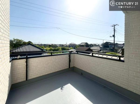 住戸からの眺望写真 落ち着きある住宅街、気持ちの良い風が通り抜ける街並みです。晴れた日には青い空を見渡せる開放的な時間を楽しめます。気持ちの良い風が通り抜ける街並みです！