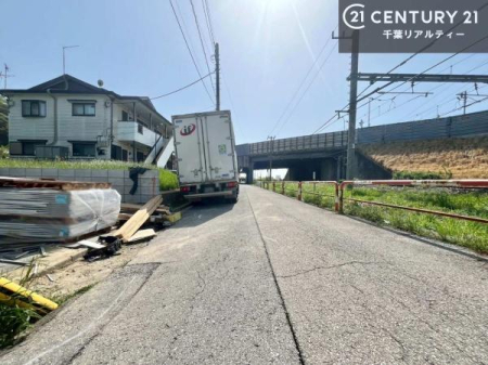 前面道路含む現地写真 いい物件を賢く探すコツ。いい物件を賢く探すポイント。幸せなお住まいとの出会いのお手伝いを致します！
いつでもお気軽にお問合せ下さい。