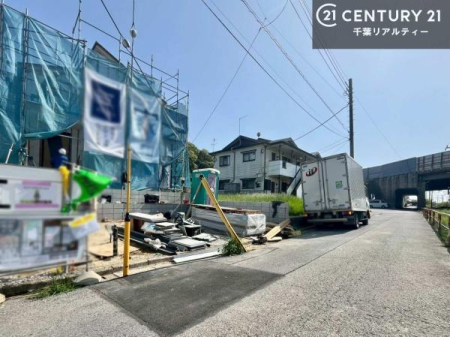 前面道路含む現地写真 周辺環境や、お客様のご希望に合った物件も一緒にご案内を致します。住宅ローンアドバイザーによるご相談も承ります。当社はお問い合わせに即対応します！お待たせしません！